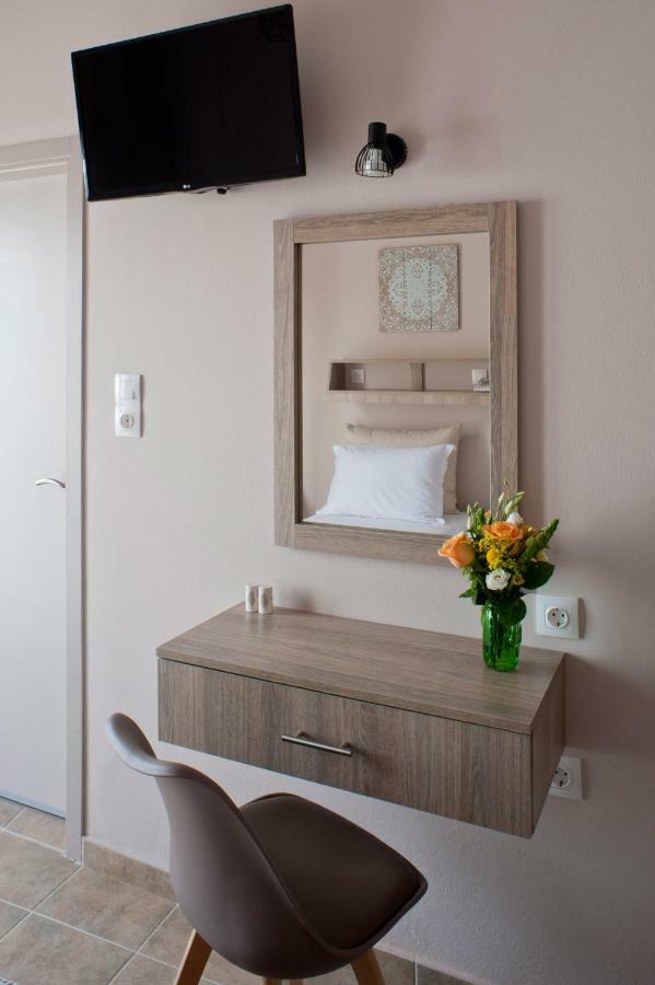 Liprando Hotel Náusza Kültér fotó